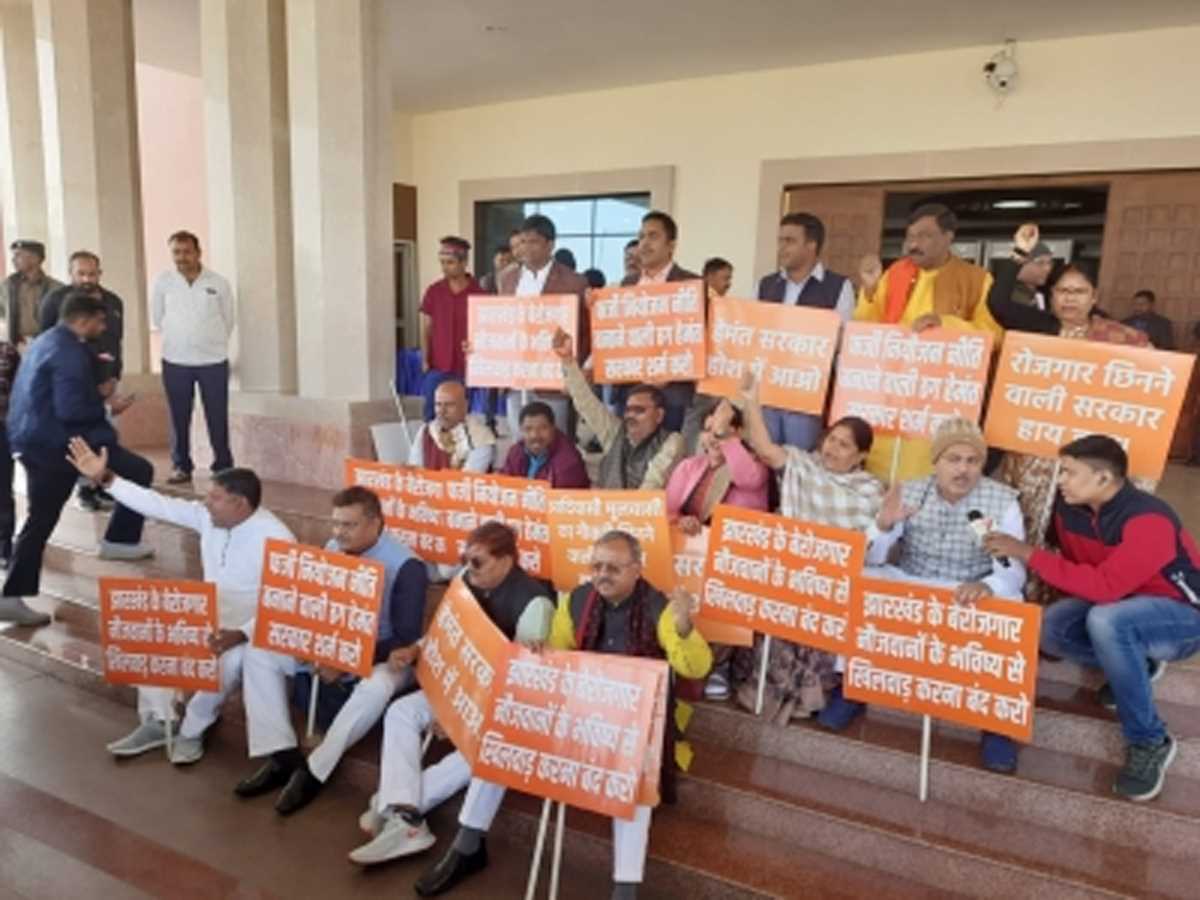 नौकरी और नियोजन नीति पर हंगामे में डूबी झारखंड विधानसभा, सदन के भीतर-बाहर प्रदर्शन और नारेबाजी